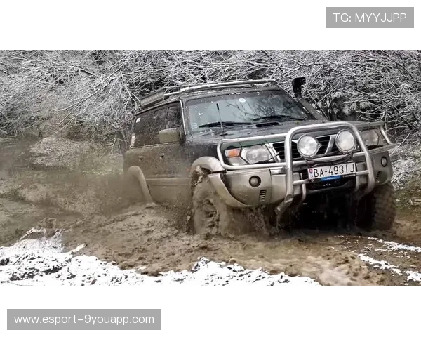 “泥泞火花：雨后赛道的疯狂对决”，雨后泥泞的路